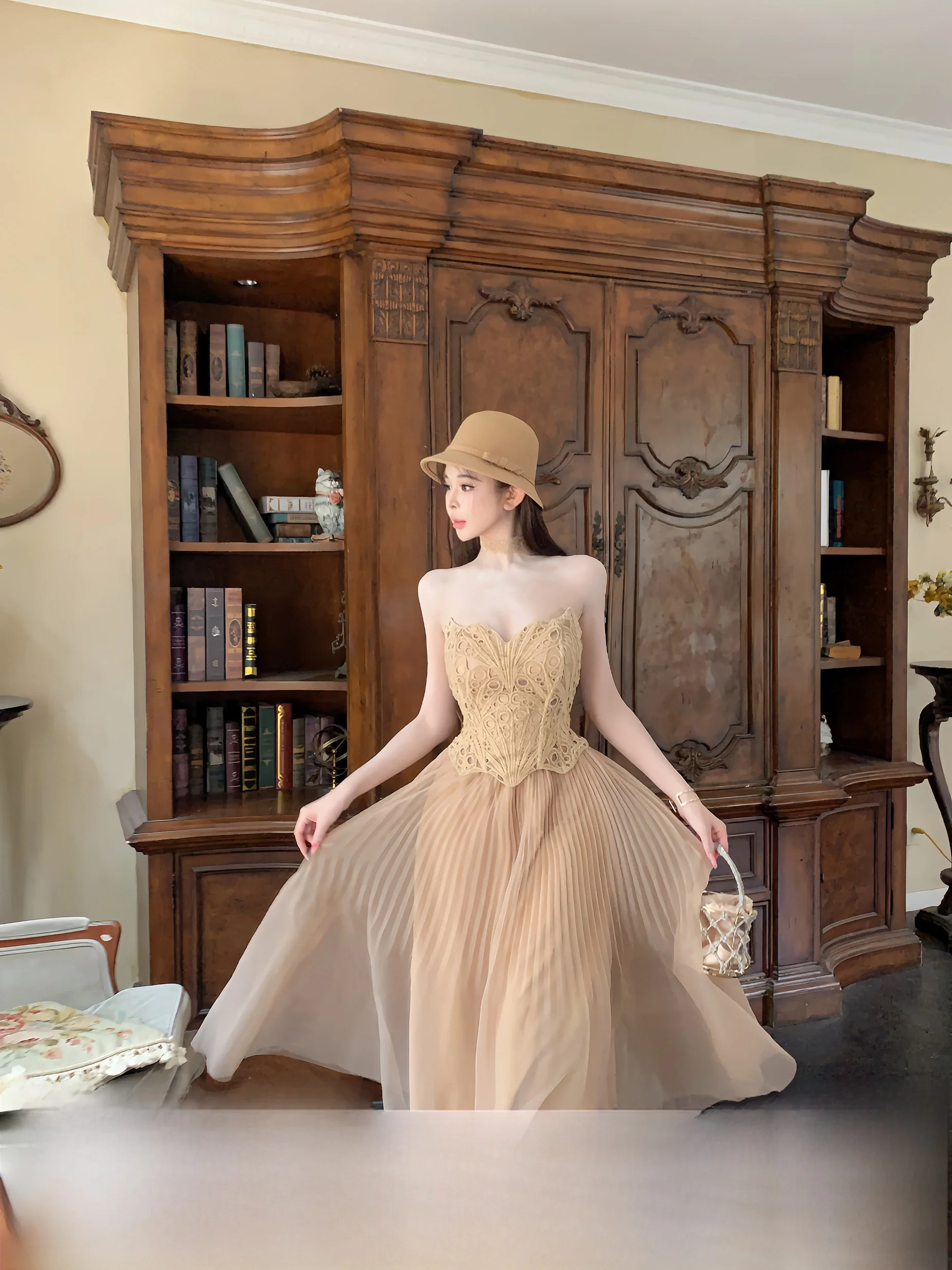 

Комплект из кружевного укороченного топа и юбки для женщин в стиле французской моды, зимняя коллекция от китайского...