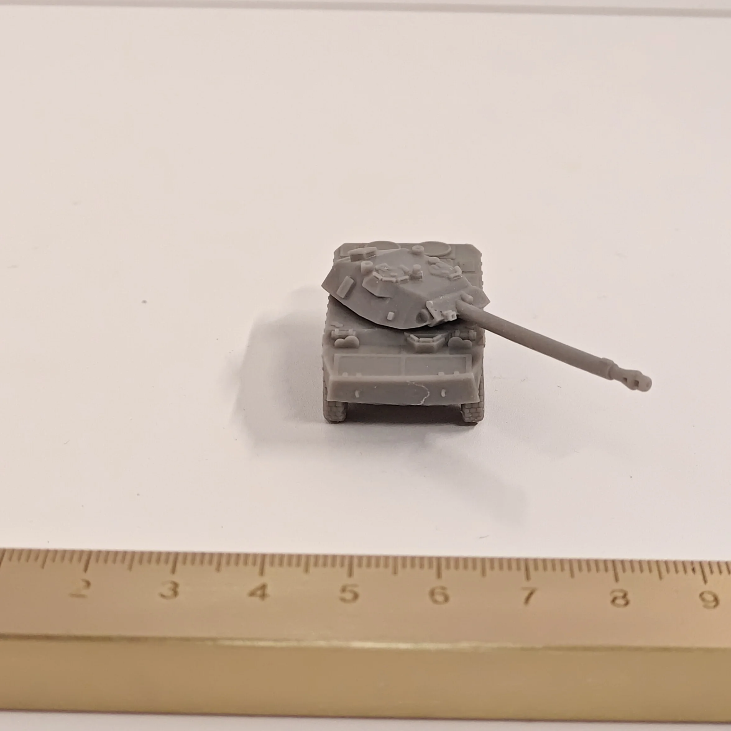 Kit de modèle de AMX-10 «réservoir à roues» à l'échelle 1/144