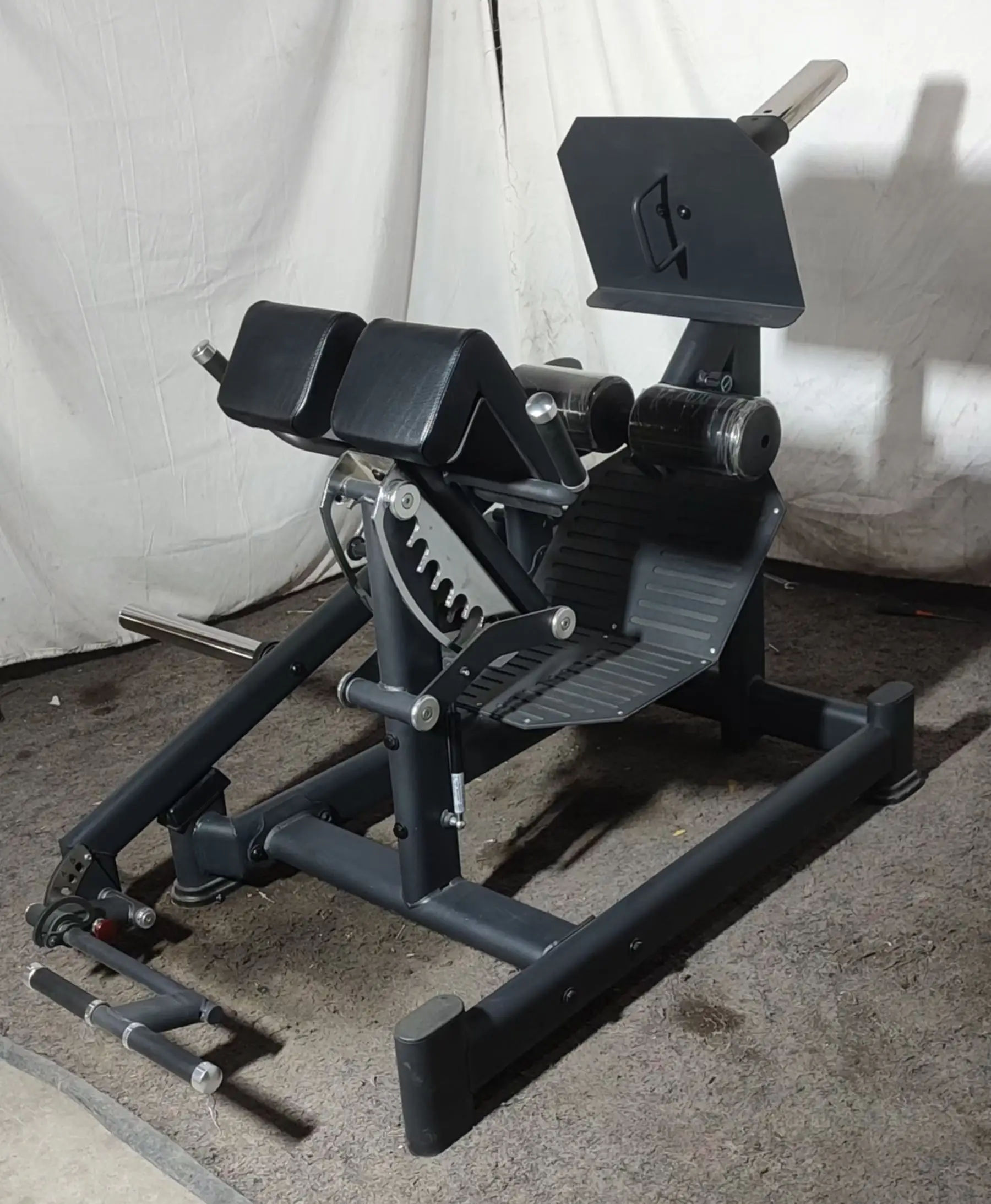 موسع الورك بزاوية مزدوجة الوزن مجانًا مع لوحة تحميل عضلات الورك منشئ أجهزة لياقة بدنية آلة تمارين الورك Thrust حديثًا