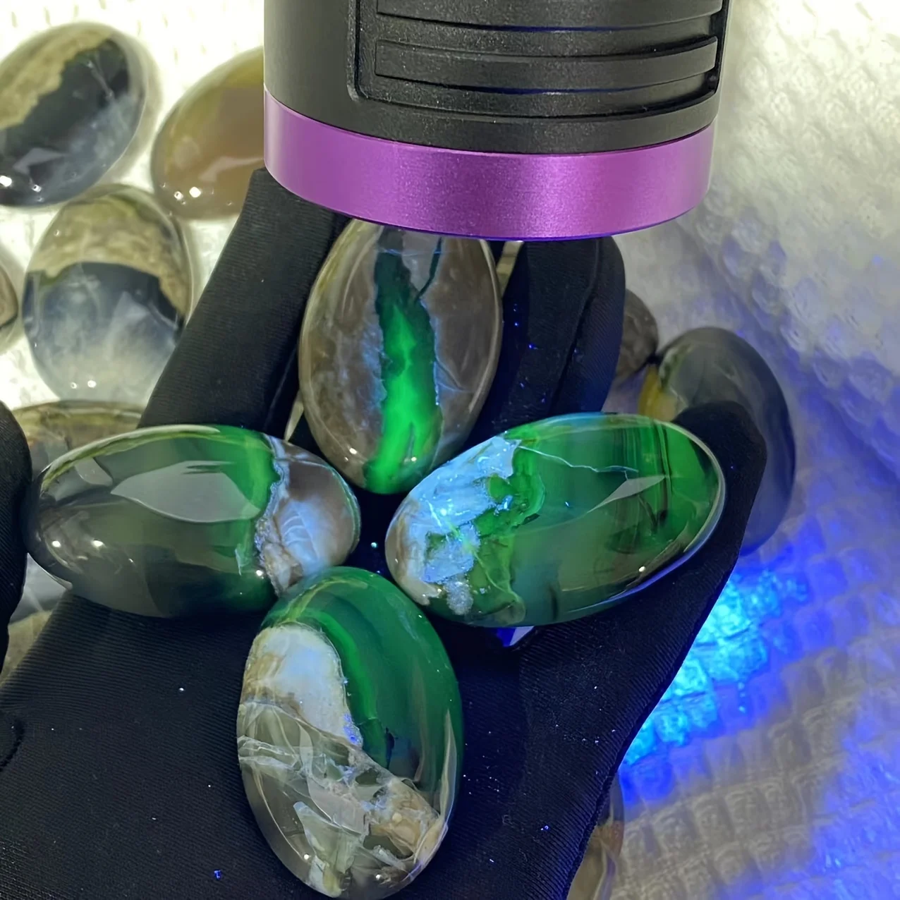 1pc UV Reactive Volcano Agate Palm Stone, Glowing Green Fluorescent Crystal Home Decor