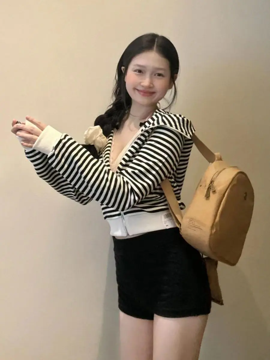 Damen-Kapuzenpullover mit Kapuze und Reißverschluss. Geeignete Schichtung. Tragen Sie Material. Dicker Reißverschluss. Sportliche Basics. Drucke bestickt