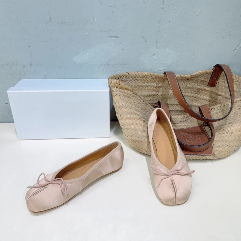 

Новые шелковые балетки Мэри Джейн для женщин, на плоской подошве, с раздельным носком, с одним ремешком, универсальные, с низким вырезом, в стиле «свиной копытце»