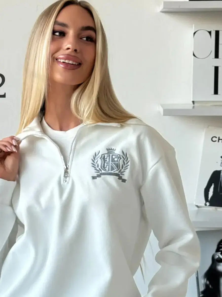 เสื้อสเวตเชิ้ตพิมพ์ลายตัวอักษรสไตล์เรโทรแบบอเมริกันคลาสสิก ปกคอปกแบบพับได้ ซิปครึ่งตัว เสื้อเชิ้ตลำลองสไตล์วิทยาลัยสำหรับผู้หญิง