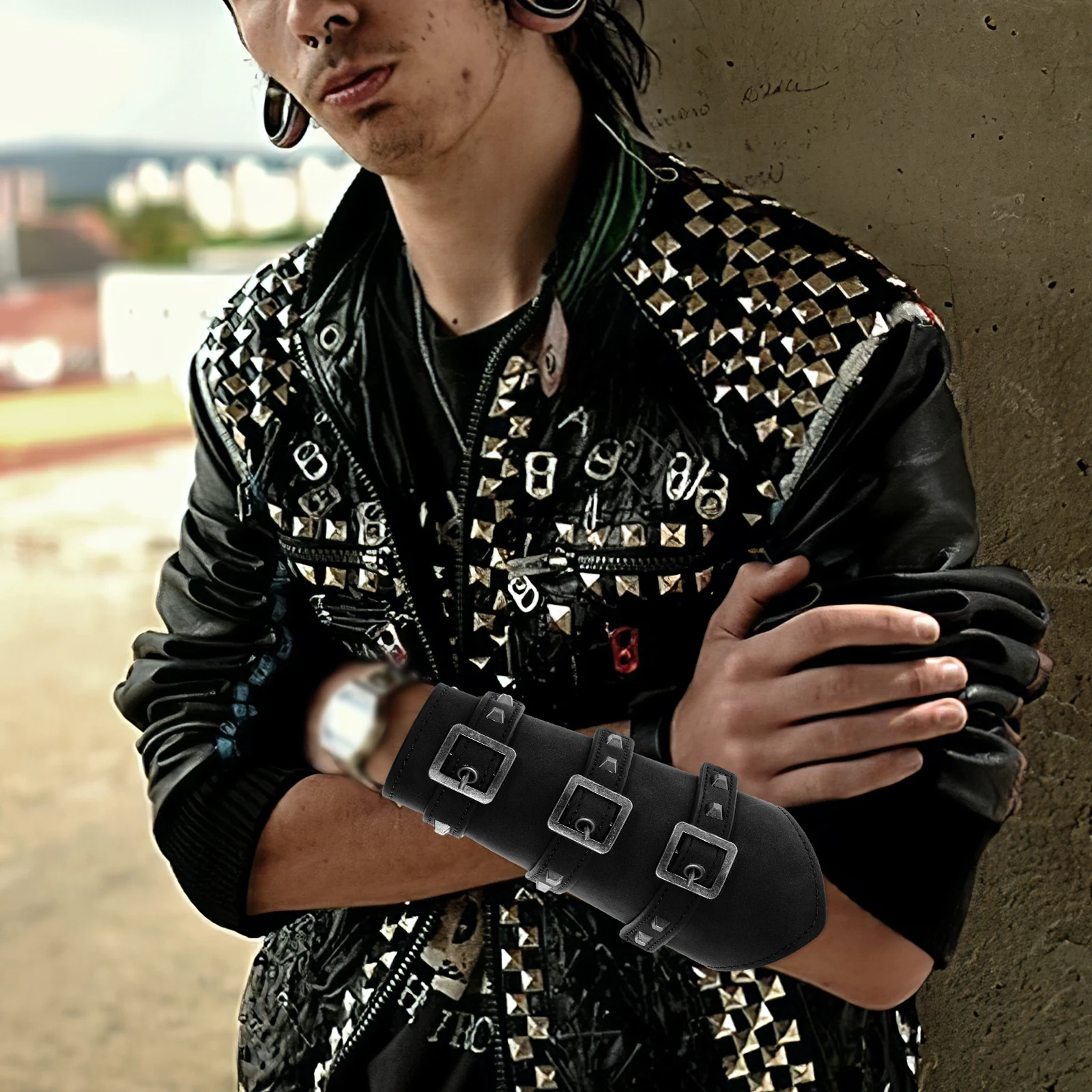 

1Pair Medieval Imitation Wristband Sturdy Riding Arm Guard Punk Style Wrist Protector for Cosplay Halloween Bracers