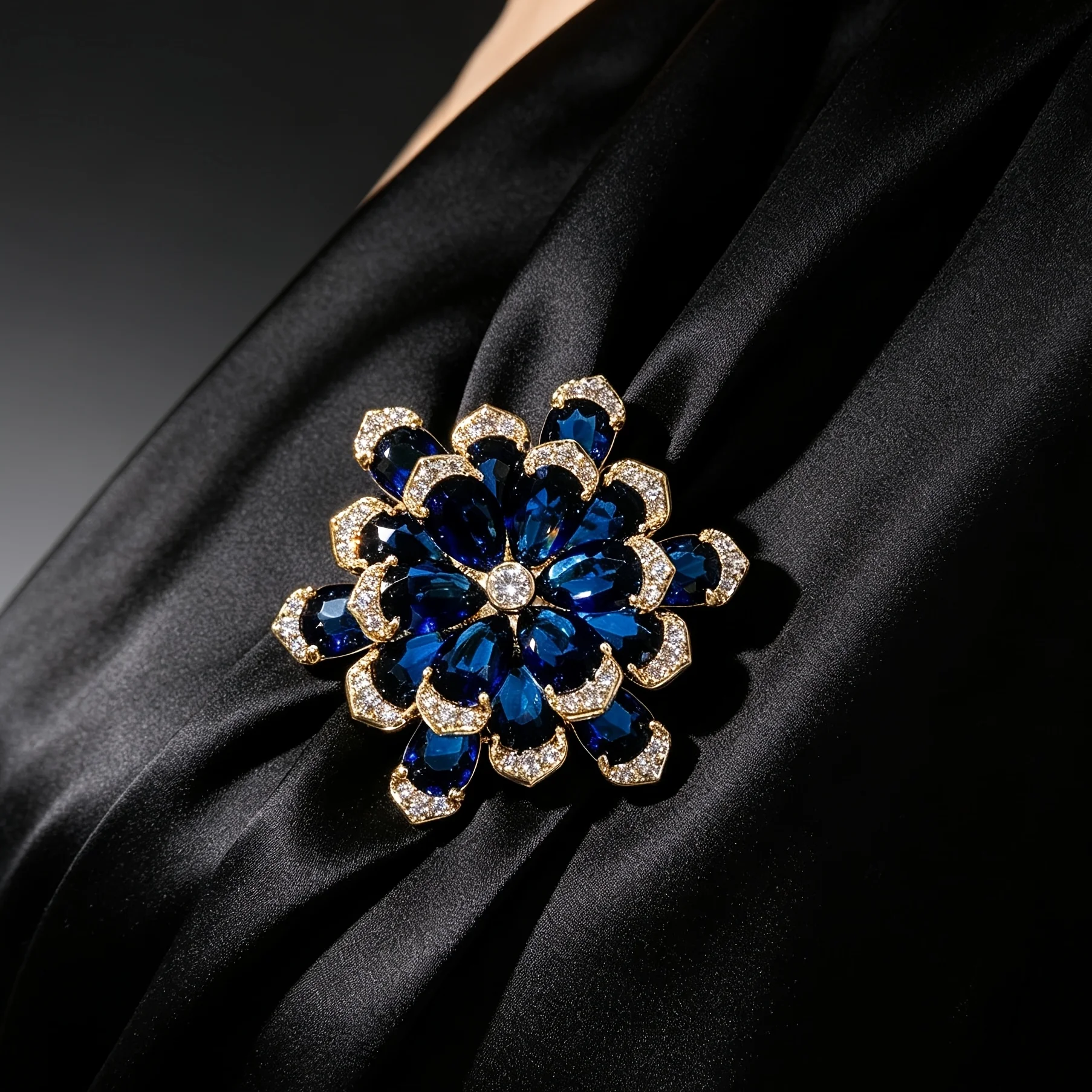 Luxuriöse blaue mehrschichtige Blumenbrosche, stark mit Strass besetzte Blumen-Anstecknadel, elegante Damen-Anstecknadel für Anzug, Mantel und Schal. – Detail 4