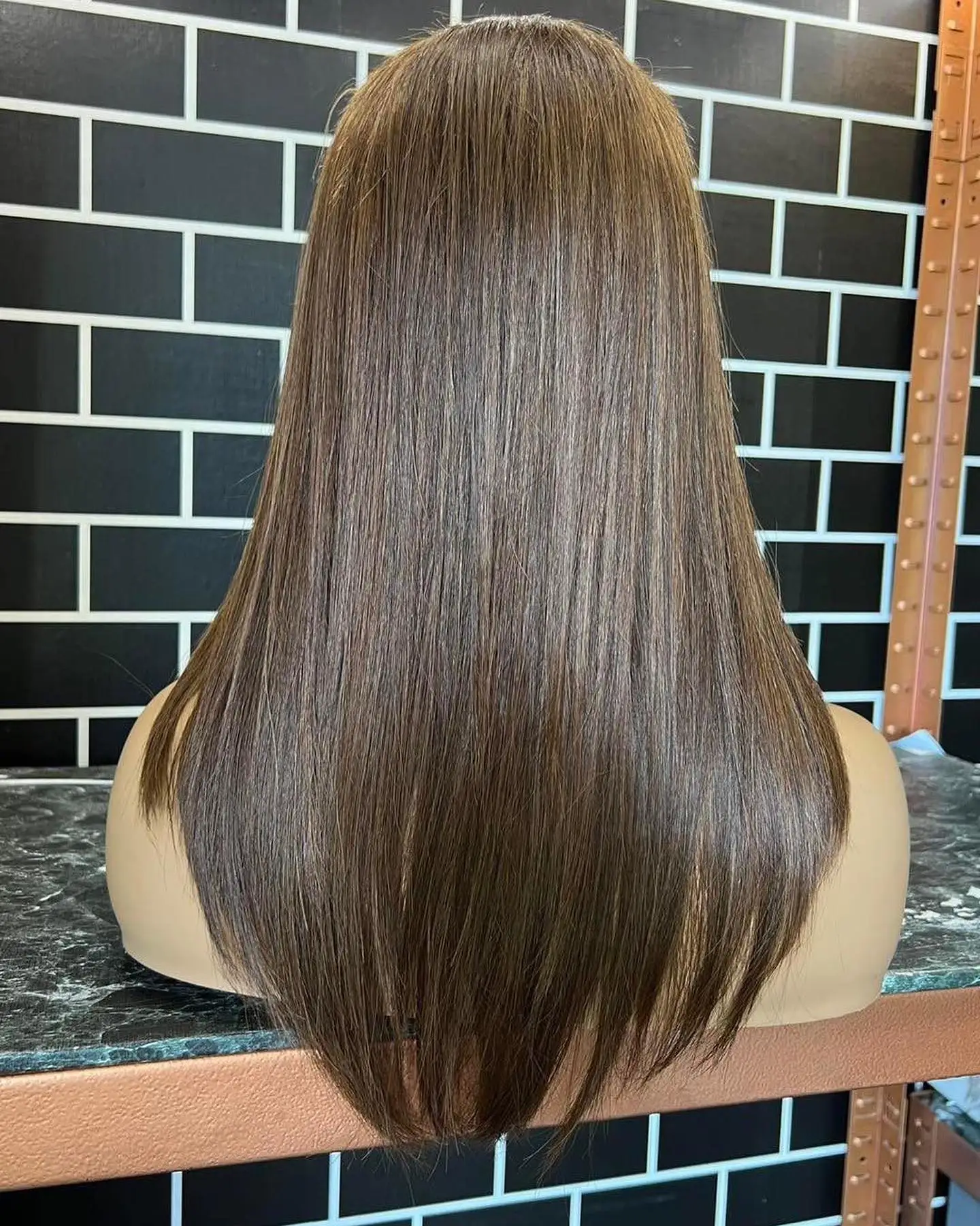 Peruka czekoladowo-brązowa Syntetyczna peruka o średniej długości Body Wave Peruka warstwowa Miękka linia włosów Naturalna środkowa część Peruka z włókna termoodpornego