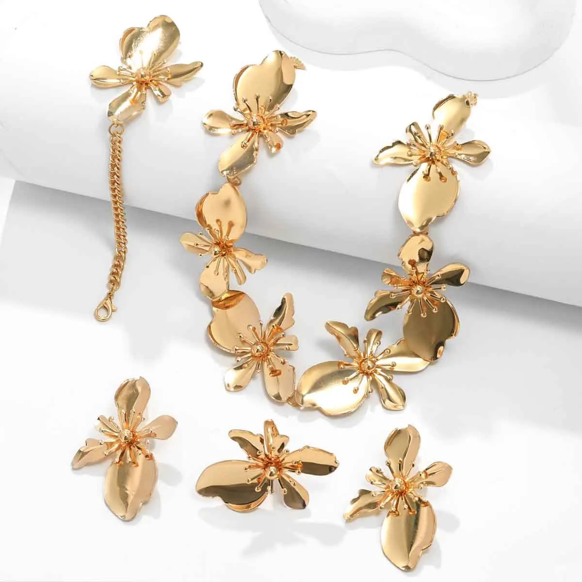 مجموعة مجوهرات زهرة ثلاثية الأبعاد ذهبية عتيقة، مجموعة أقراط وقلادة وسوار وخاتم للنساء، مجموعة مجوهرات عصرية أنيقة مبالغ فيها بالزهور