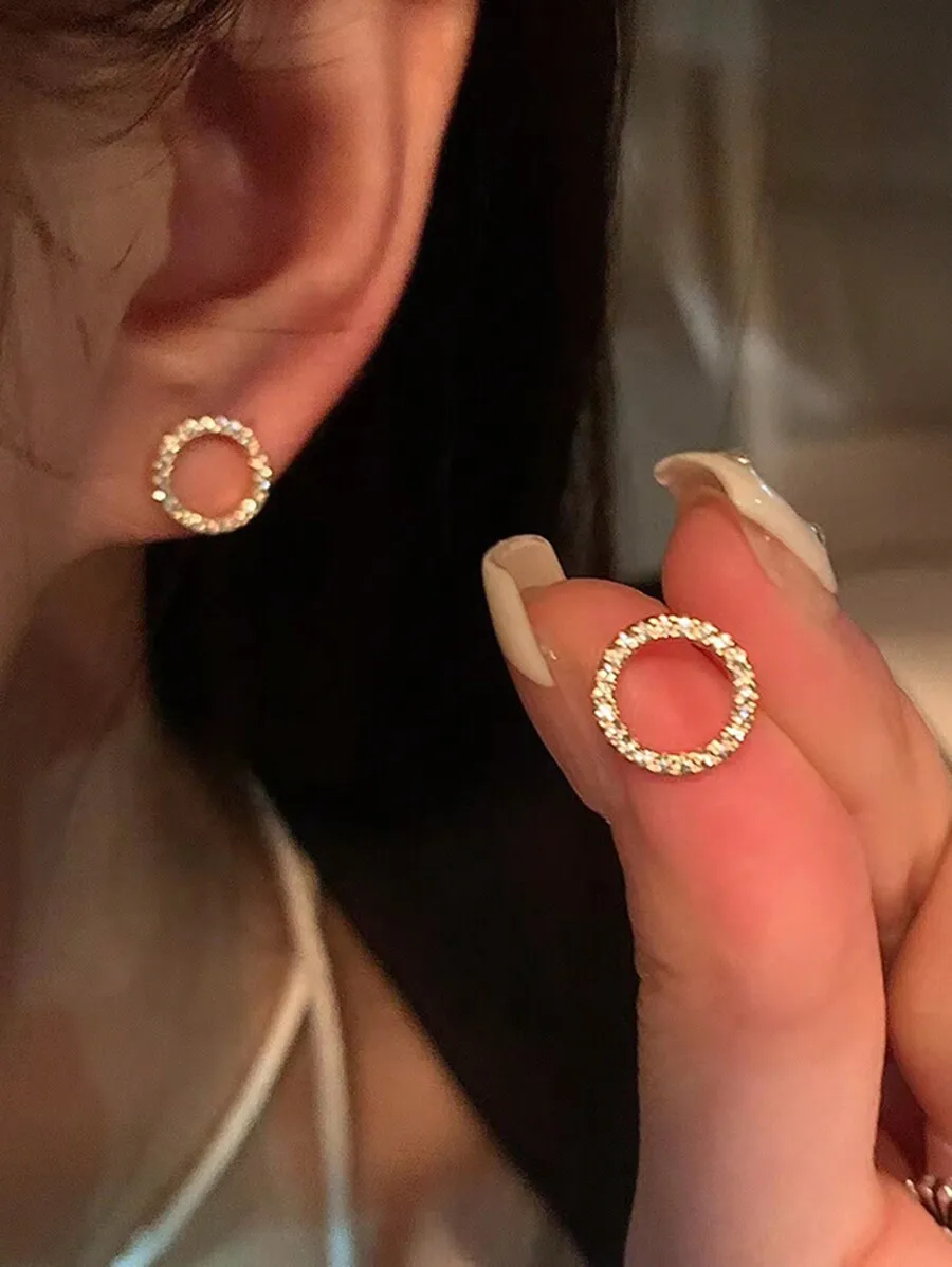 

Изящные серьги-гвоздики в форме открытого круга с акцентами из кубического циркония