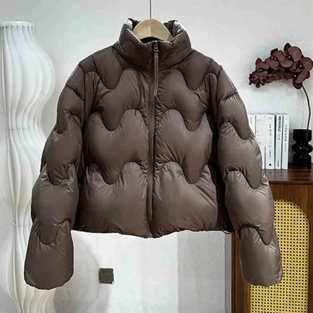 Chaqueta de plumón ligera para mujer, chaqueta acolchada corta holgada y esponjosa con cuello levantado, patrón de onda de otoño, abrigo cálido de plumón de pato blanco para invierno