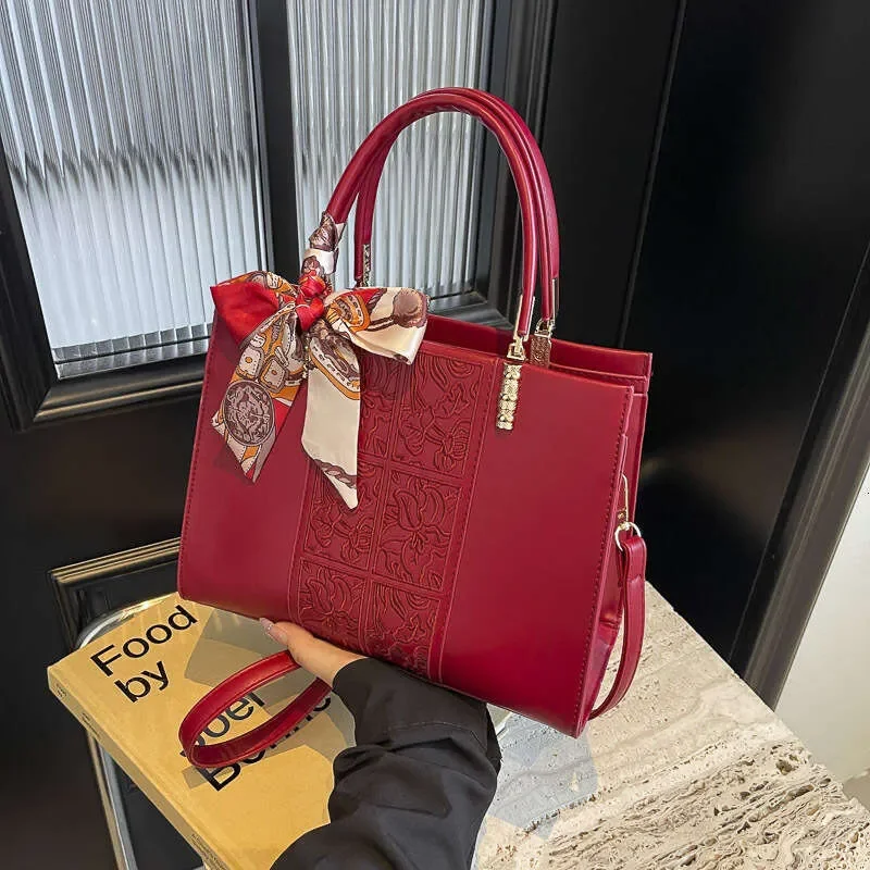 

Designer Fashion Wedding Bag National Style Embroidered Red Large Capacity Handbag 2026 New Handbag Bride Middle-aged Women Mom
