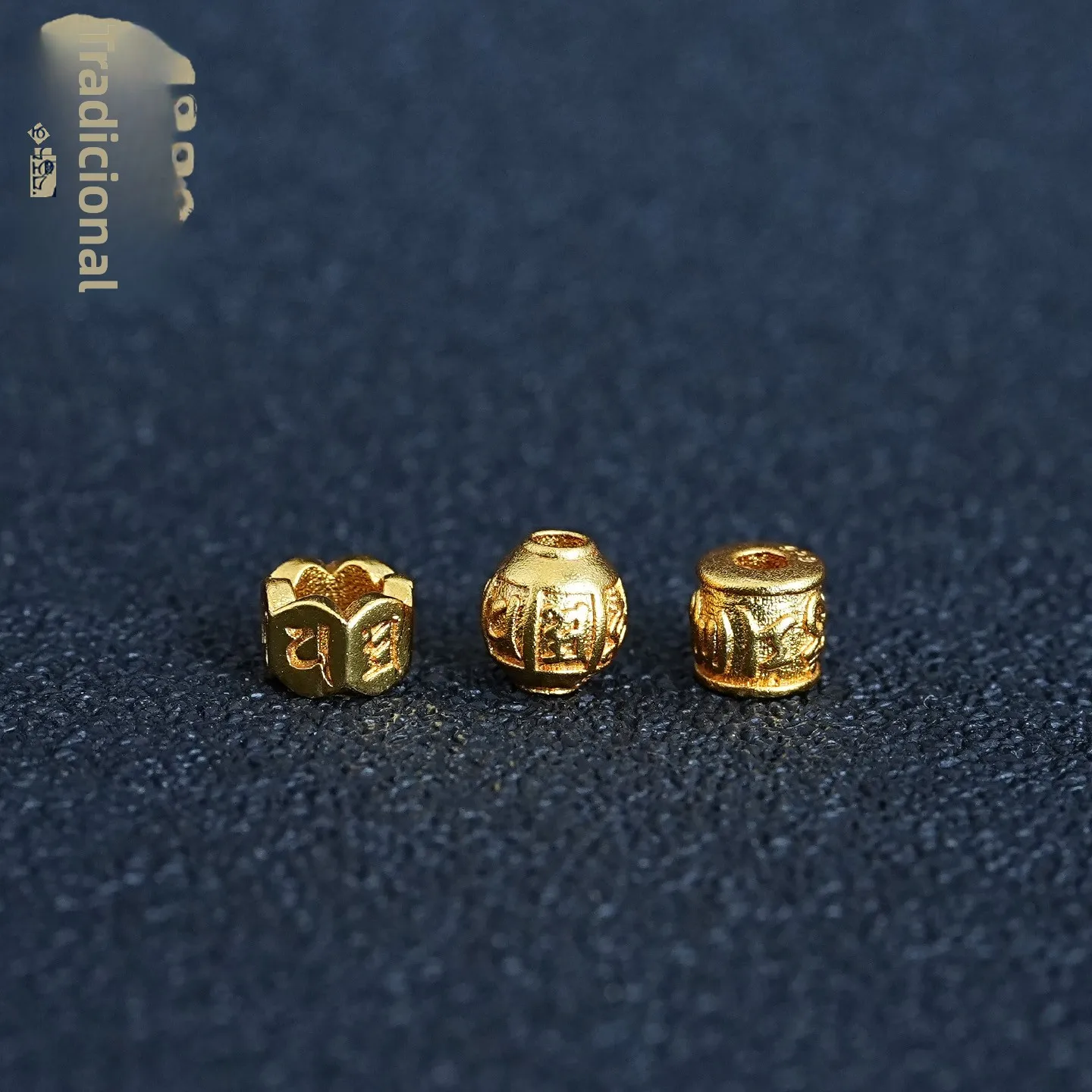 pulseira-de-mao-tibetana-em-ouro-18k-com-contas-espacadoras-pequenas-em-formato-de-barril-e-acessorios-de-estrela-lua-e-deta
