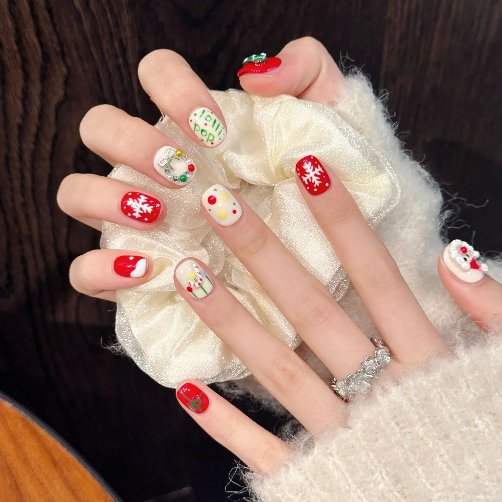 YH001-46 Handmade 10pcs Press on Nail Christmas wreath, cute hand-painted snowflakes fake nail patch