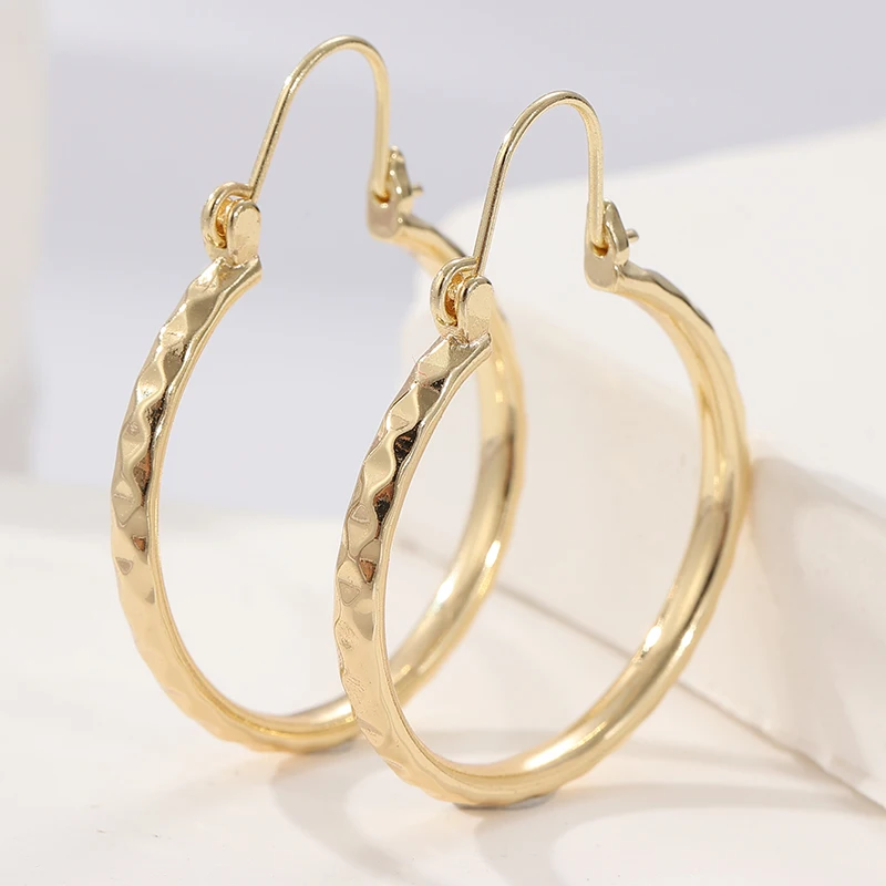 Karierte Metall-Creolen für Damen, modische Ohrringe im Punk-Stil, eleganter Ohrschmuck, trendiges Accessoire für stilvolle Looks