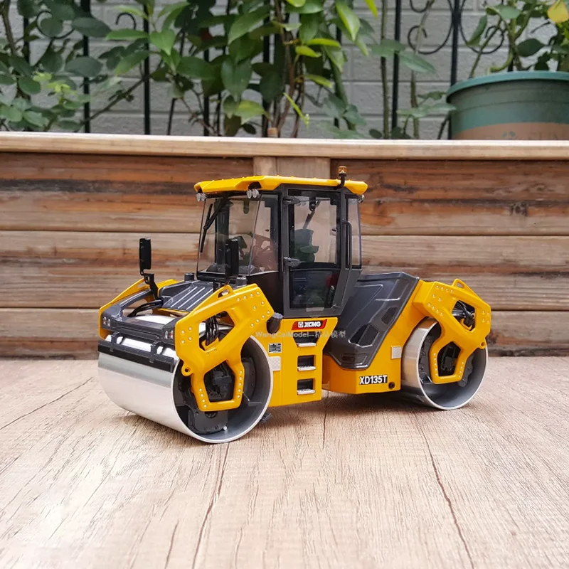 Diecast 1:25 Scale XCMG XD135T Double Steel Wheel Roller Alloy Engineering Vehicle Model Collection Souvenir Gift Ornament