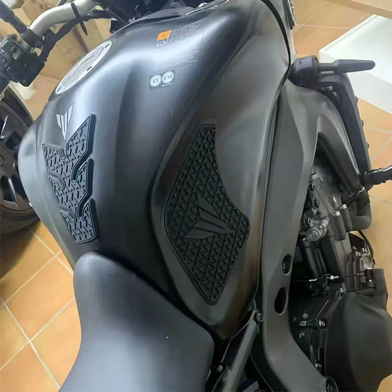 Nueva motocicleta para MT-07 MT 07, almohadilla lateral antiarañazos para tanque de combustible, almohadilla de agarre para rodilla, pegatinas laterales impermeables 2021-2023