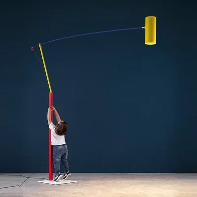 Мемфис минималистичный торшер для гостиной, диван в скандинавской атмосфере рядом с цветным зданием продаж