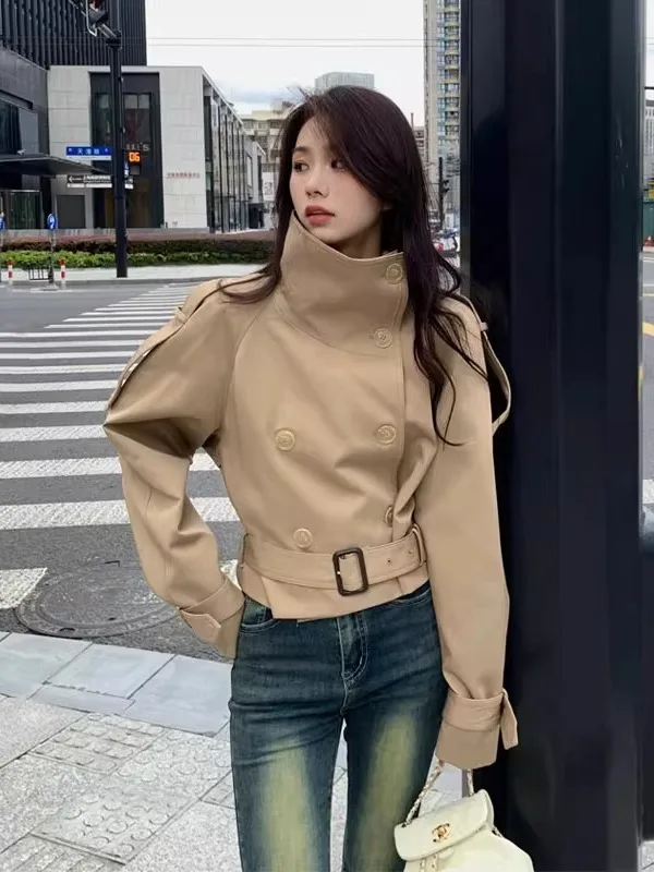 

Модная женская куртка цвета хаки с двойным рядом пуговиц и воротником-стойкой, осенняя коллекция 2025, универсальный короткий жакет из полиэстера