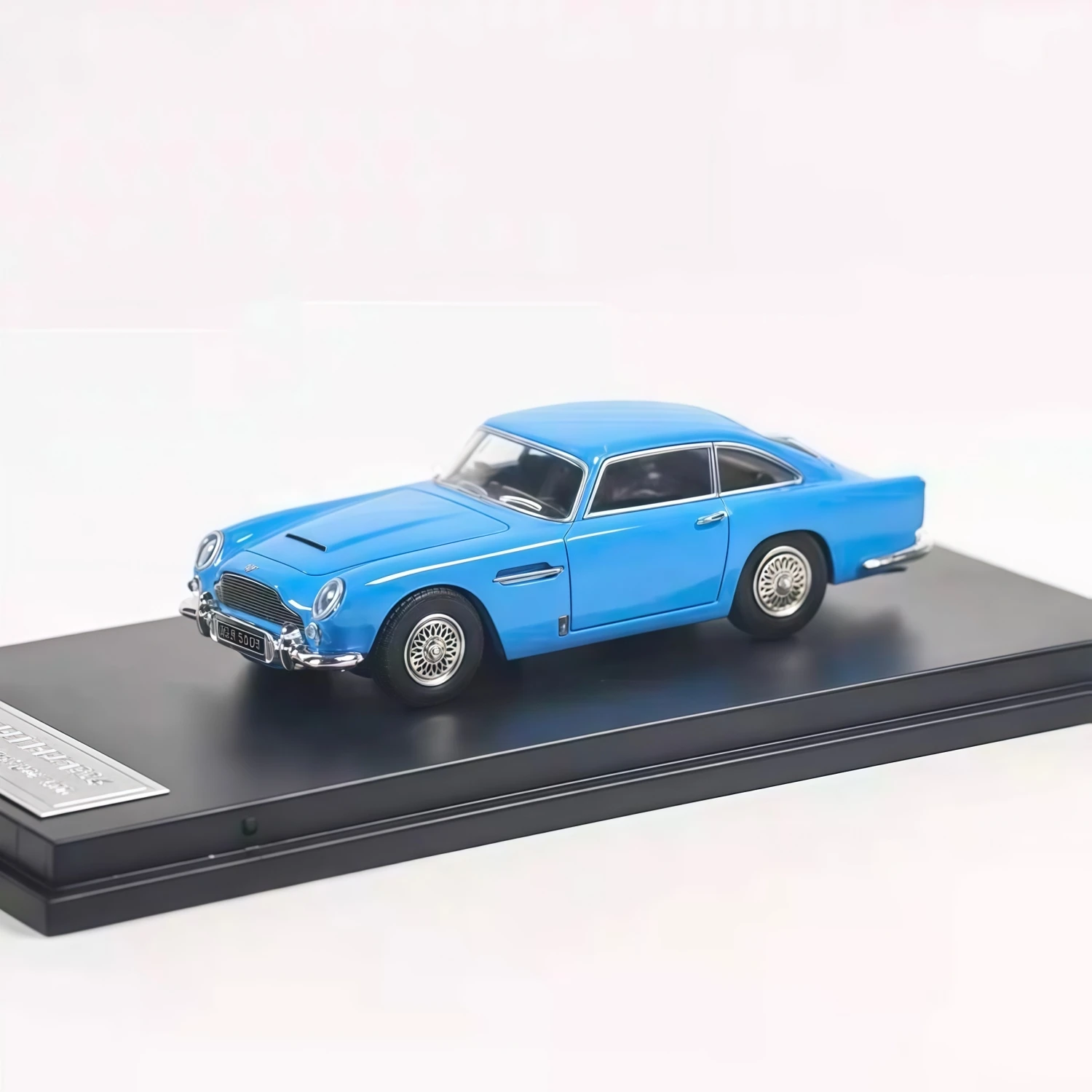 DCM 1:64 DB5 60o modelo de carro fundido
