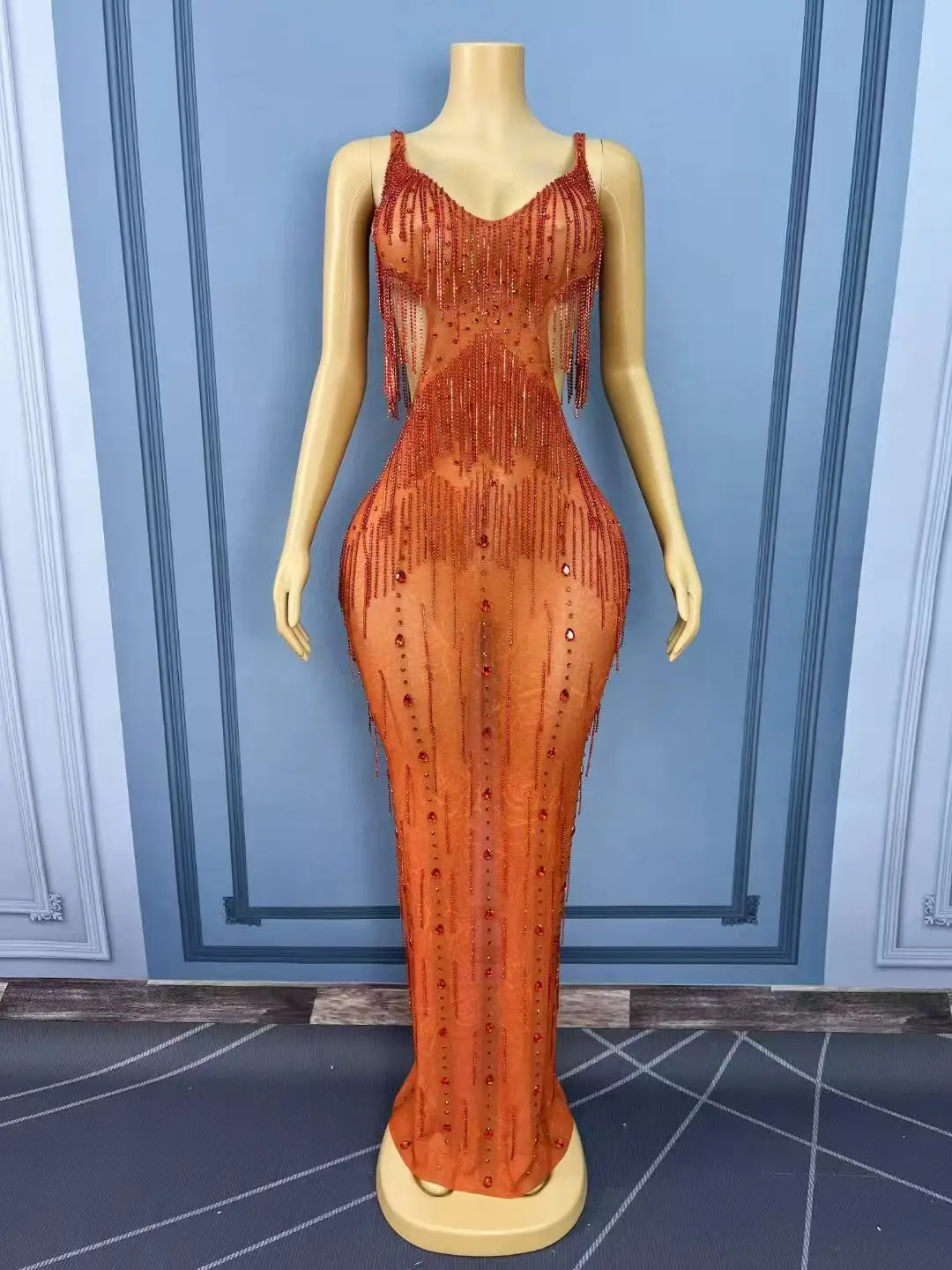 Luksusowa, błyszcząca sukienka z czerwonymi kryształkami, frędzlami, seksownymi wycięciami i siateczką, damska suknia wieczorowa na imprezę, na czerwony dywan, do sesji zdjęciowych, na scenę.