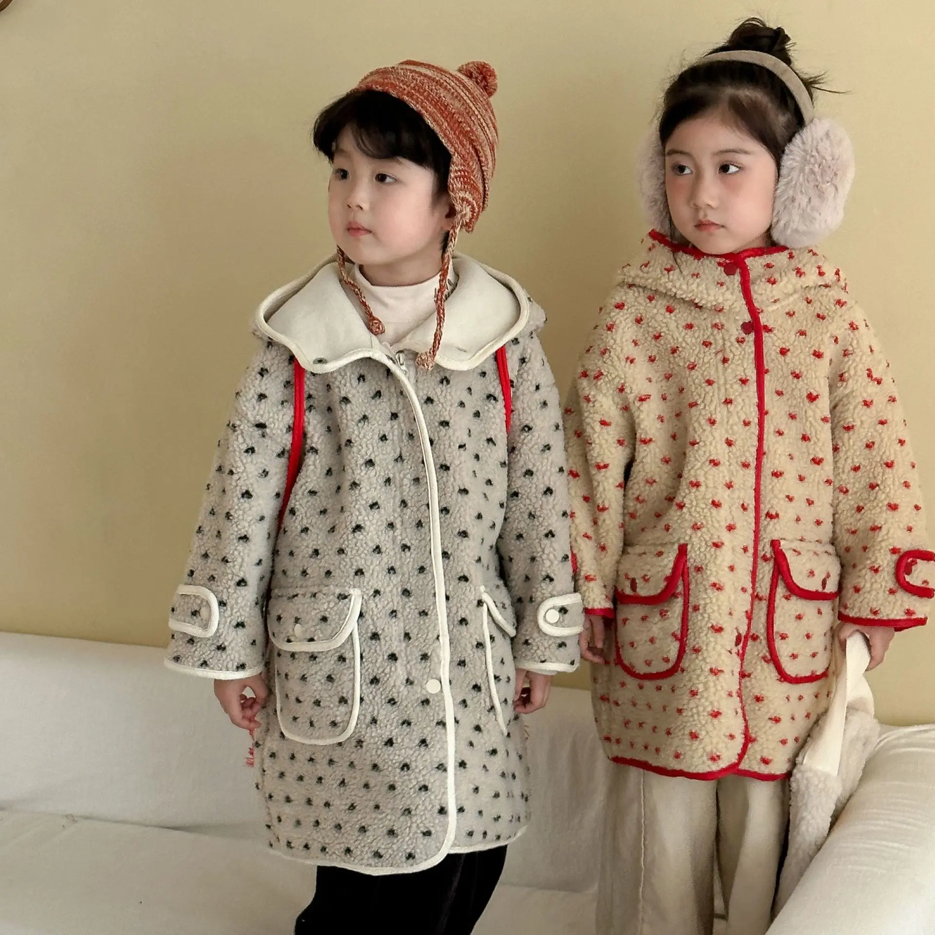 معطف 2025 لخريف وشتاء ملابس أطفال جديدة على الطراز الكوري للأولاد والبنات في معطف صوف الضأن الطويل المنقط #4