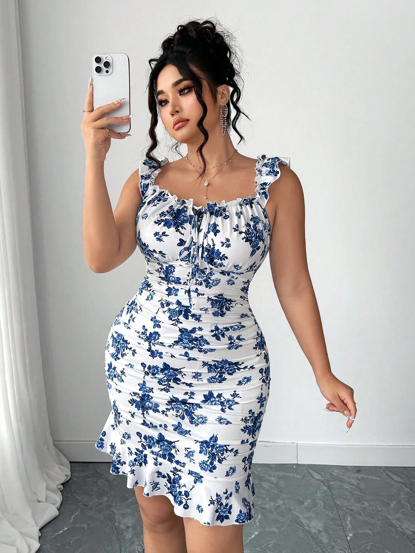 

Женское мини-платье больших размеров с цветочным принтом, рюшами, рукавами-крылышками, оборками по низу и завязками спереди, весна-лето