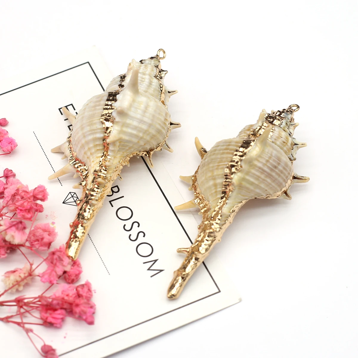 Natural Seashell Metal Crafts Ornaments Tiny Shell Conch Cowire Shell Beads Charms Pendants for Jewelry Making DIY Accessries