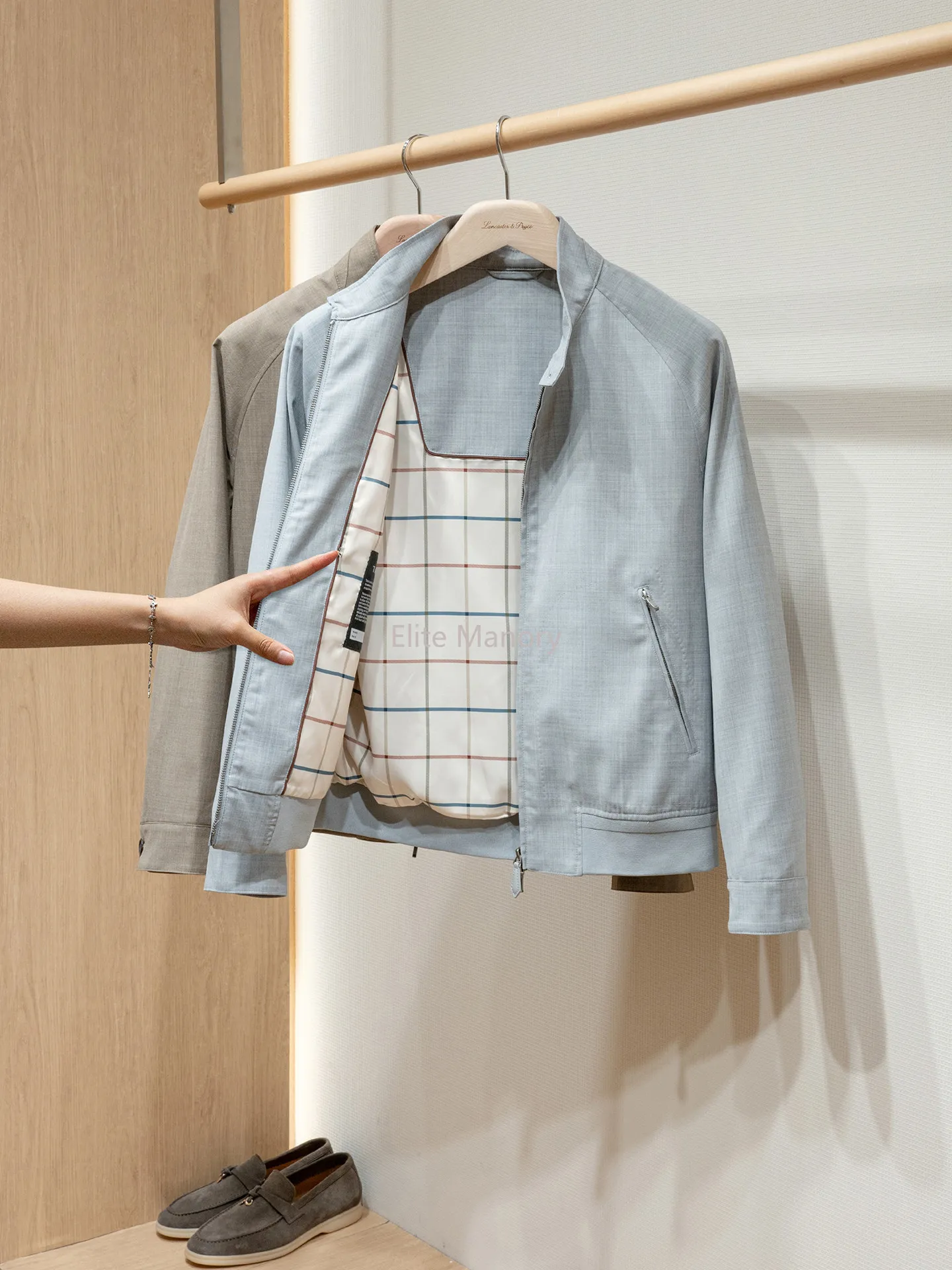 

Австралия импортировала шерстяную ткань, пригодную для машинной стирки, для мужских курток.