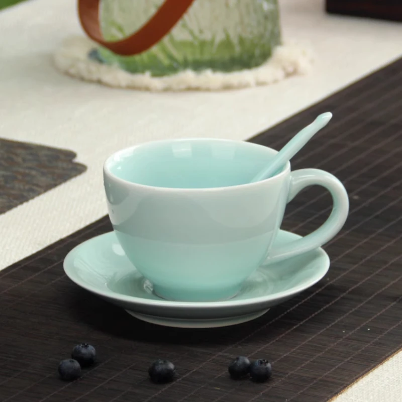 

Керамическая кофейная чашка Celadon в хитовом стиле, костюм в классическом европейском стиле с маленькой ложкой, креативный чистый цвет