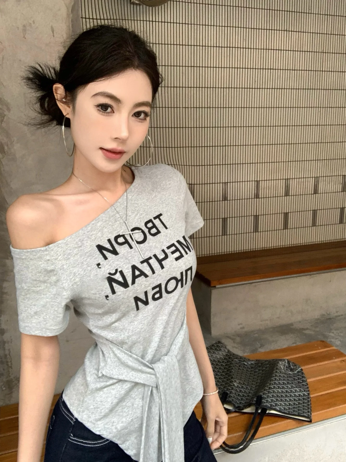 Damen Sommer T-Shirt mit Buchstaben-Print, One-Shoulder, Kurzarm, Slim-Fit Top, Mädchen Kurzes Studenten-Basisshirt, Lässiges T-Shirt für Frauen – Detail 10