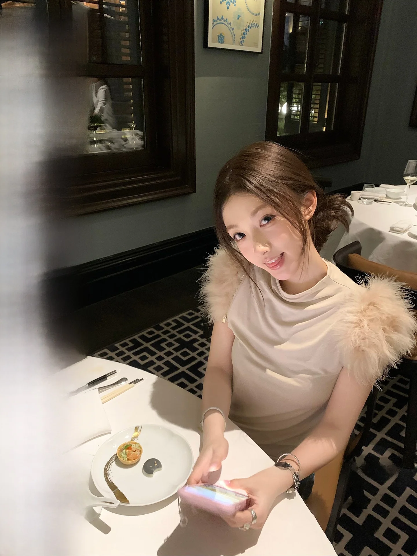 

Женская мягкая термофутболка-базовый слой с высоким воротом, съемными перьями и дизайном в стиле каштанового цвета, длинный рукав...