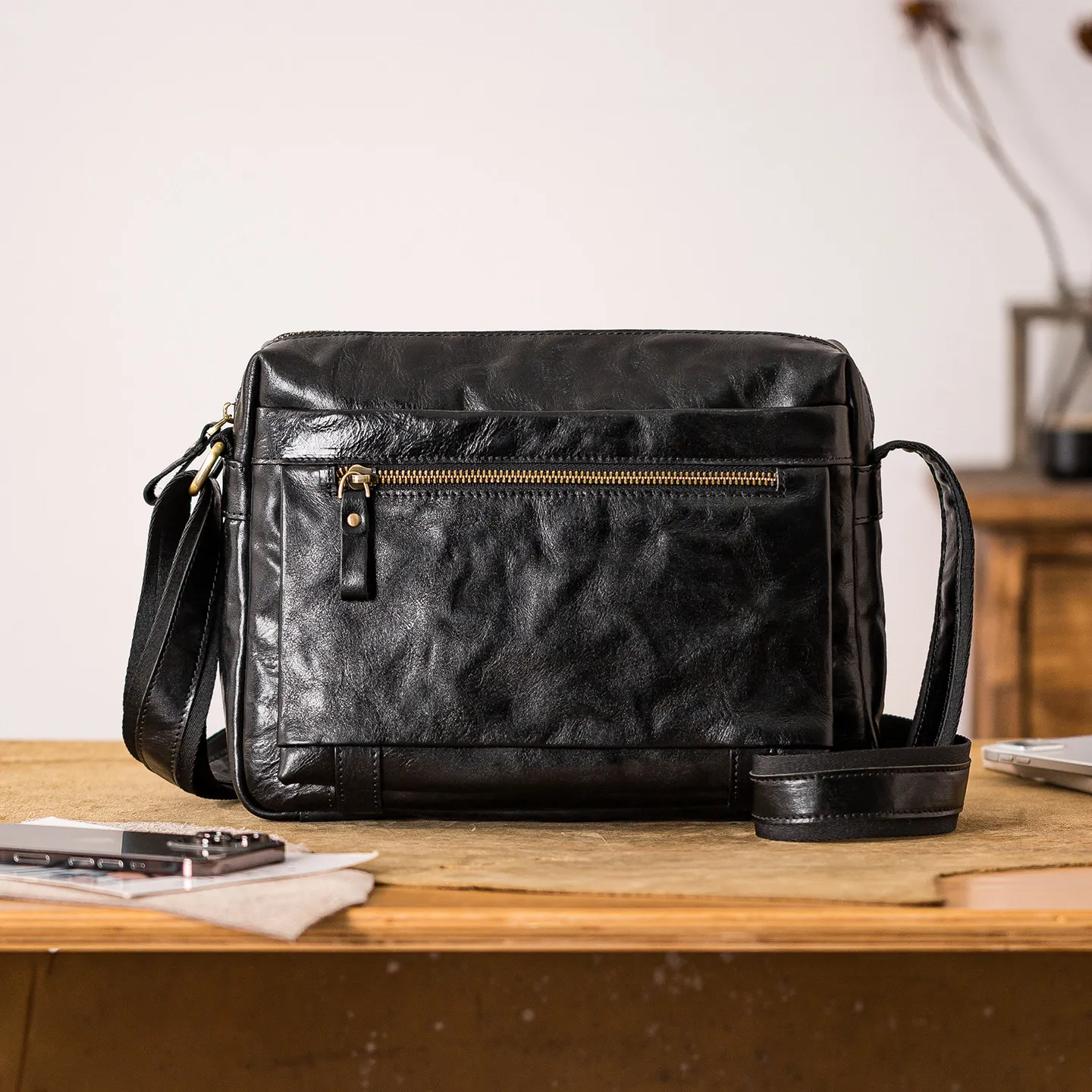 

Simple vintage vegetable tanned cowhide men's messenger bag outdoor daily commuting genuine leather large-capacity shoulder bag