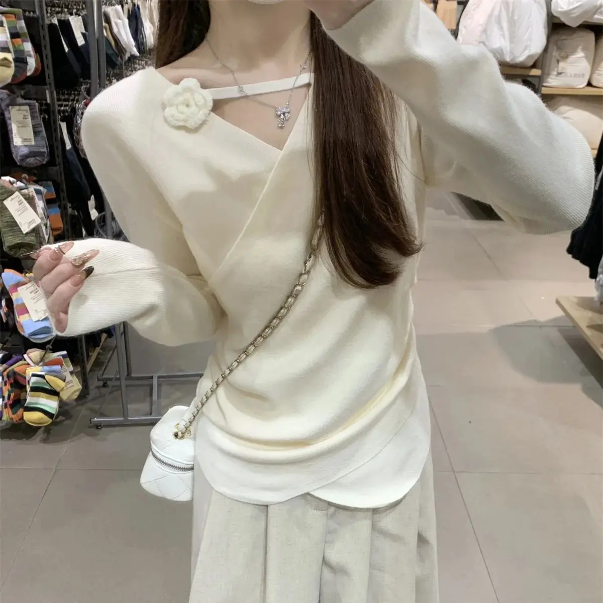 2024 Autumn and Winter Korean version pure desire cross flower design Andy velvet knitted long-sleeved bottoming sweater top