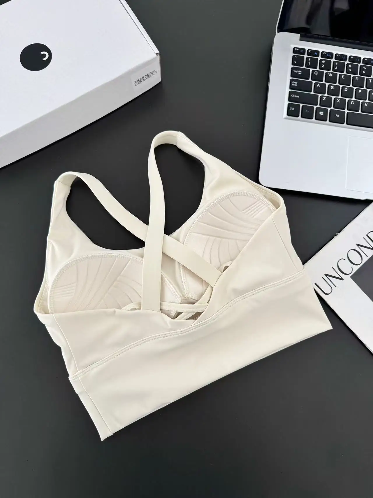 Damen-Sport-BH mit integrierten festen Cups, schöner Rücken-Workout-Tanktop für Laufen, Fitness, Yoga & Seilspringen – Detail 9