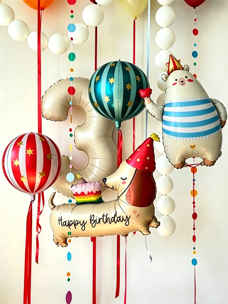 Zestaw balonów o tematyce cyrkowej, balony w kolorze mlecznej bieli z cyframi, balony w kształcie misia i balony w kształcie psa, do dekoracji na przyjęcia urodzinowe. — 2