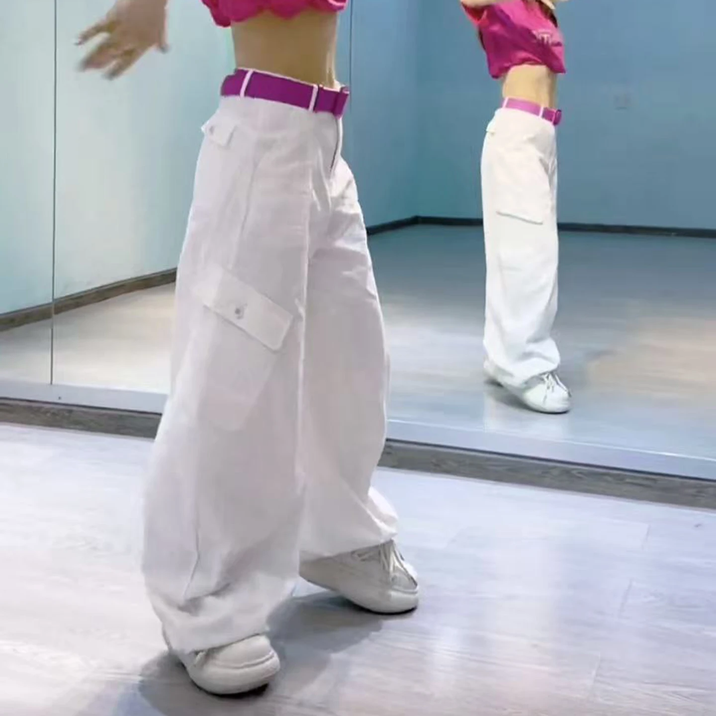 pantalon-de-danse-blanc-ample-d'ete-pour-femme-decontracte-coupe-large-style-workwear-pour-la-danse-carree-avec-plusieurs-poches-coupe-longue-et-droite