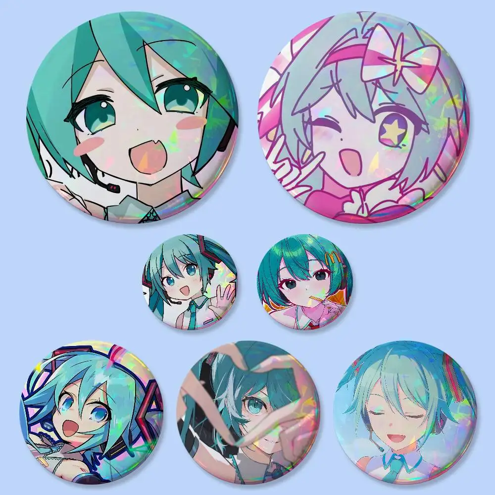 Niedliche M-Miku Kawaii Anstecknadeln Runde Kreative Broschen Taschen-Deko-Accessoires für Fans und Freunde Geschenke