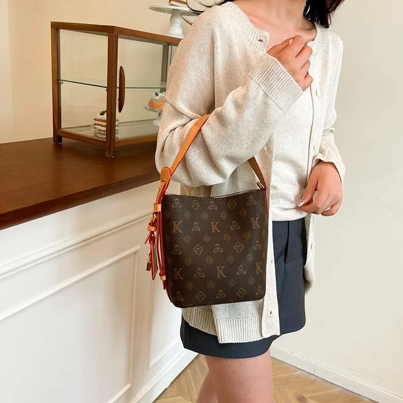 

Элегантная винтажная кожаная сумка для женщин с большой вместимостью и классическим дизайнерским логотипом, сумка для подгузников.