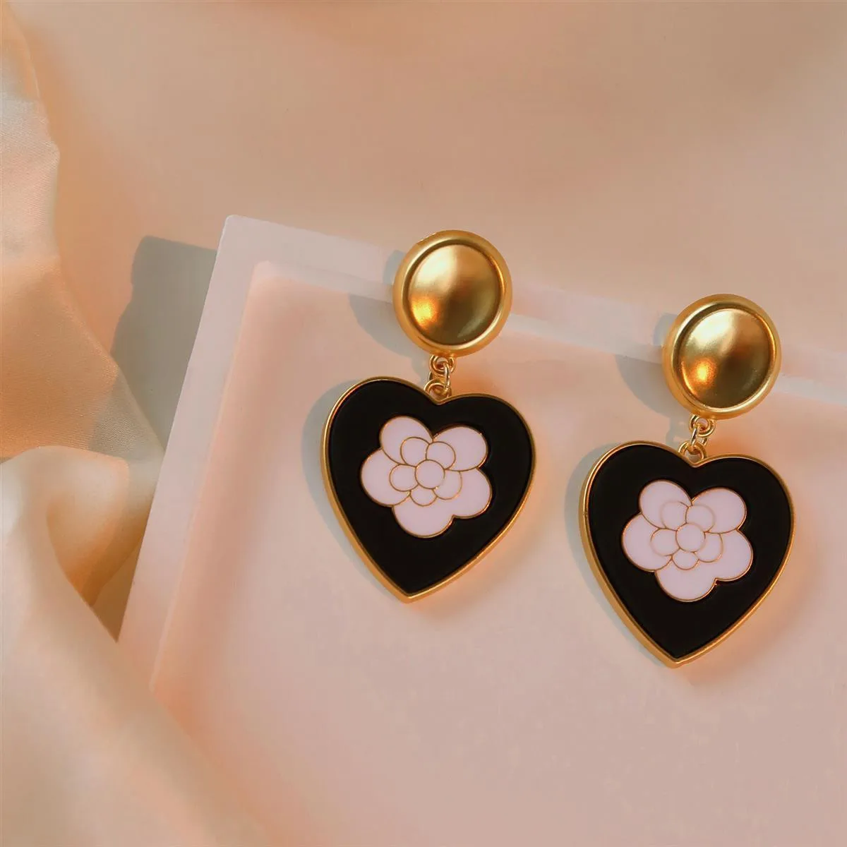

Black heart-shaped earrings for women rose flower retro light luxury high-end elegant earring Drop wedding jewelry gifts