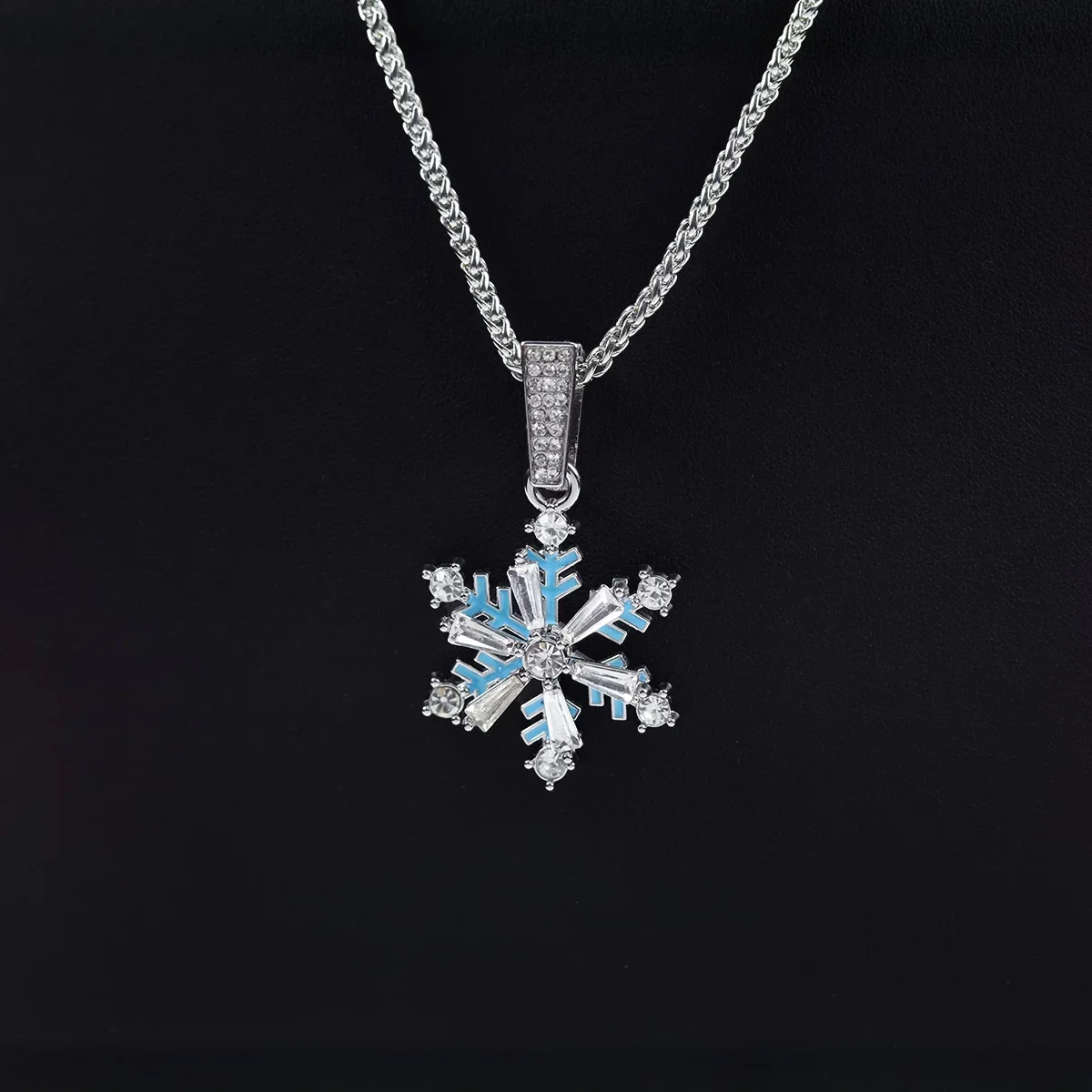 

THE BLING KING New Rotating Snowflake Pendant Necklace For Women Luxury Elegant Zirconia Luminous Choker Chrismas Jewelry Gift