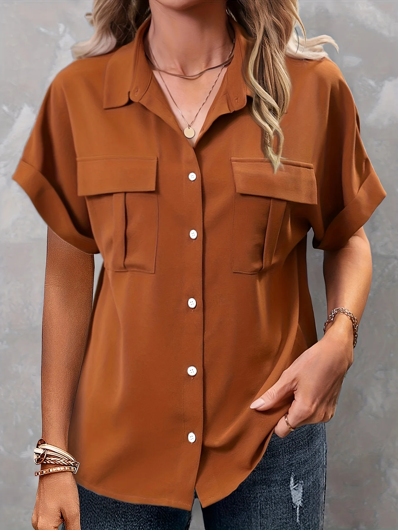 Blusa casual para mulheres, top de manga curta com botões e bolsos, cor sólida, tamanho grande