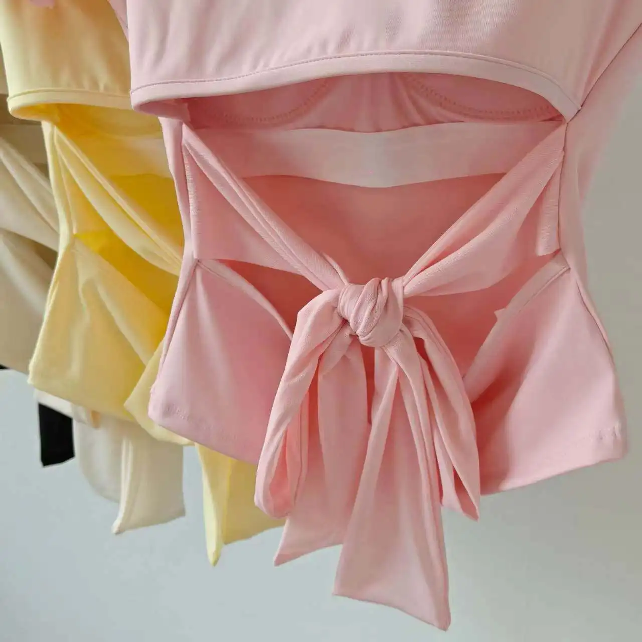 Kurzärmelige Yoga-Kleidung für Damen mit Brustpolstern, atmungsaktiv, schnelltrocknend, mit festen Cups, für Pilates, Training, Laufen und Fitness. – Detail 9