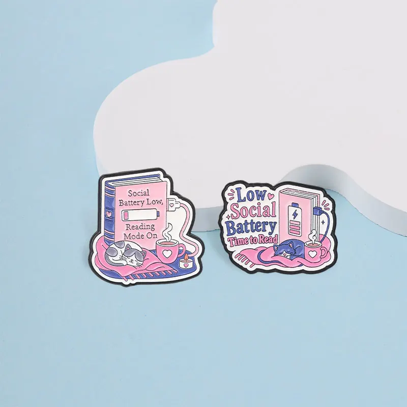 Emaille-Pin-Set „Introvertierter Lesender Katze“ – „Soziale Batterie ist leer“ – Zitat für Buchliebhaber – Gemütliche Ästhetik – Anstecknadel – Accessoire – Geschenk für Freunde – Detail 6