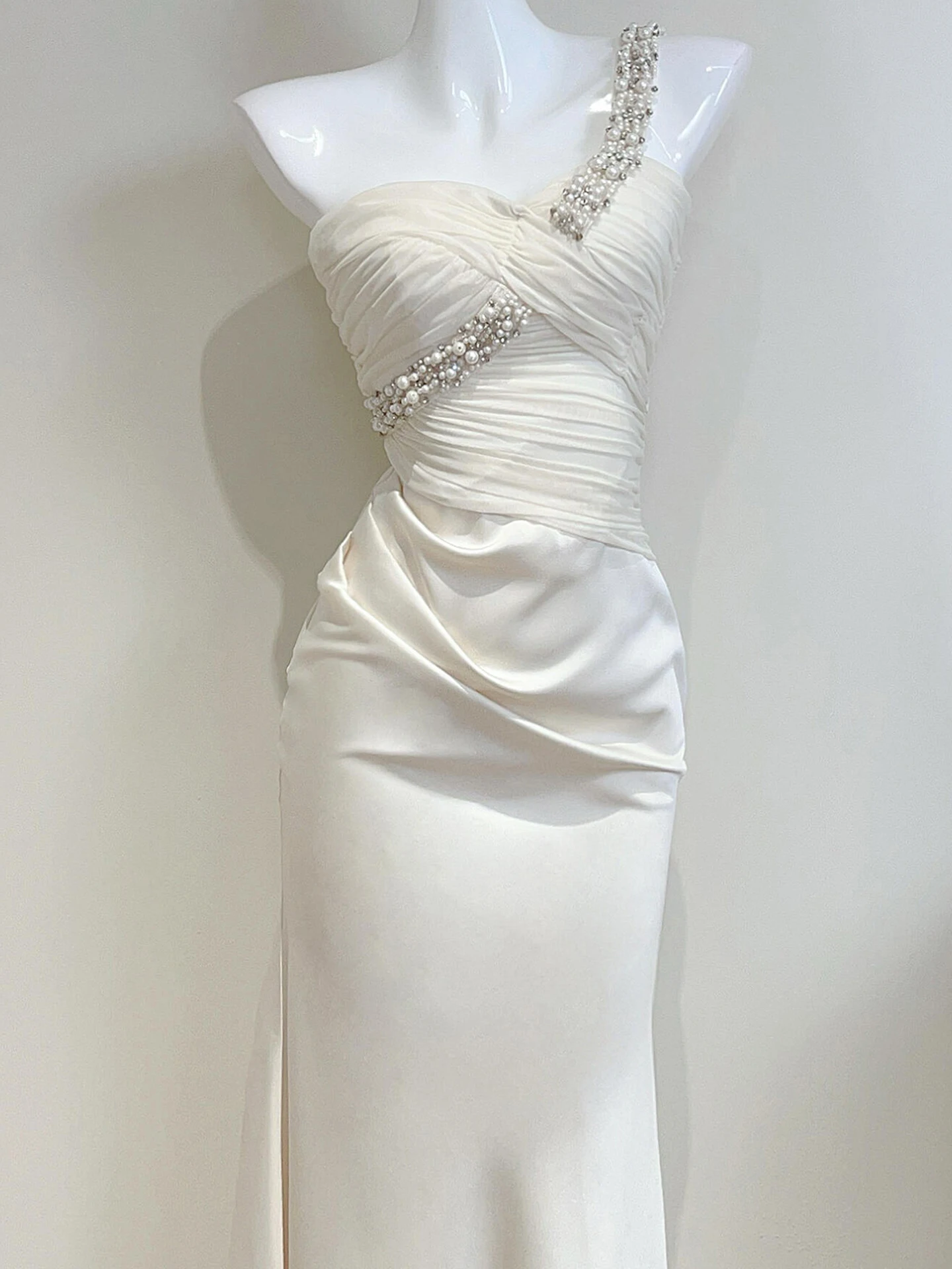 화려한 아이보리 파티 드레스 원 숄더 아이보리 새틴 칵테일 드레스 진주 장식 발목 길이 드레스