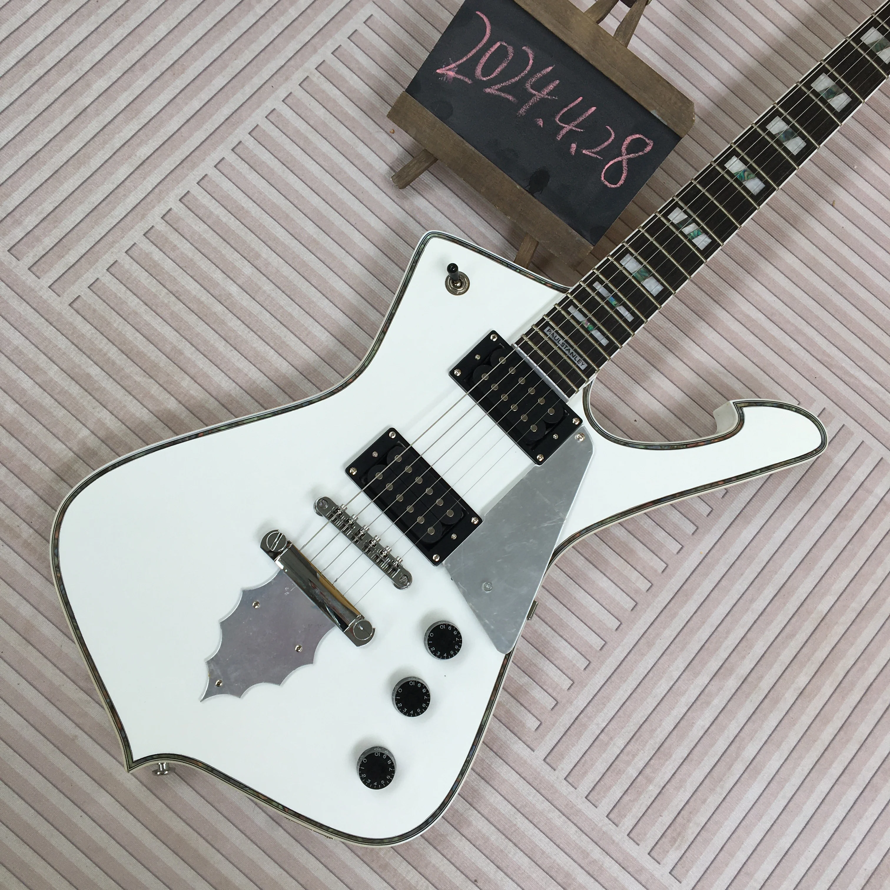 

Free shipping in Stock electric guitar order immediately white guitars 2H pickup mahogany body guitarra 6strings guitar