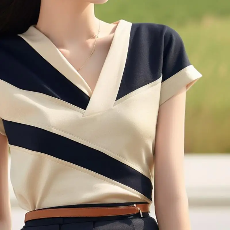 Summer New Style Beautiful Fashionable and Chic Short-sleeved Age-reducing Niche Design Commuting Contrasting Tops for Women
