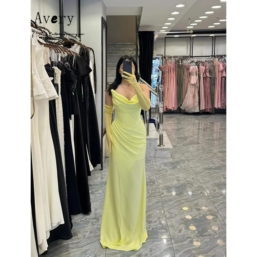 فستان سهرة نسائي من Avery بأكمام على شكل قلب أصفر مخصص قبالة الكتف لحفلات الزفاف فساتين حفلات أنيقة منحنية 2025 #1
