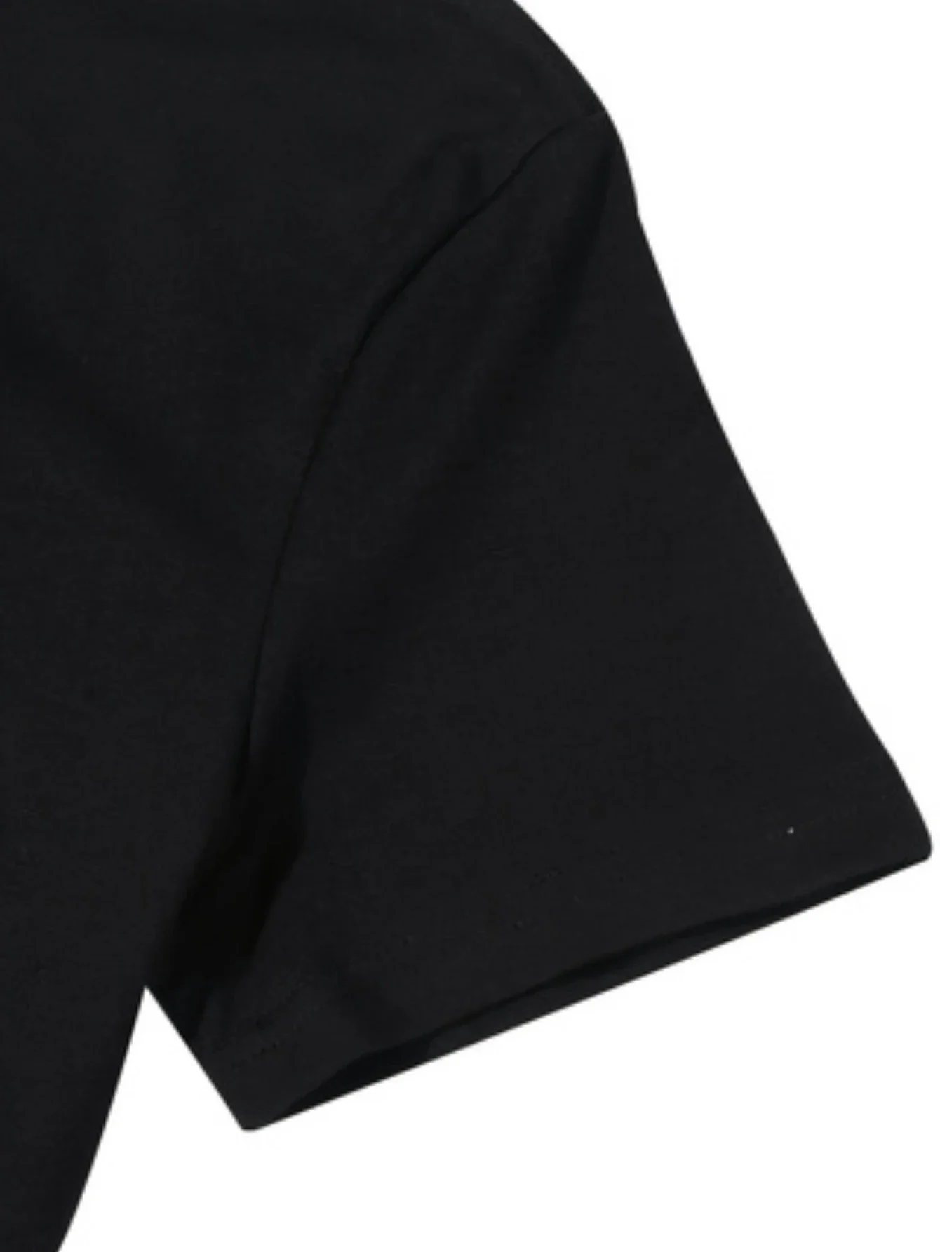 تي شيرت مثير للاهتمام بأكمام قصيرة يتميز بقطة وركوب الدراجات على شكل دجاجة. القطة الرمادية تجلس بهدوء على ظهر الدجاج #4