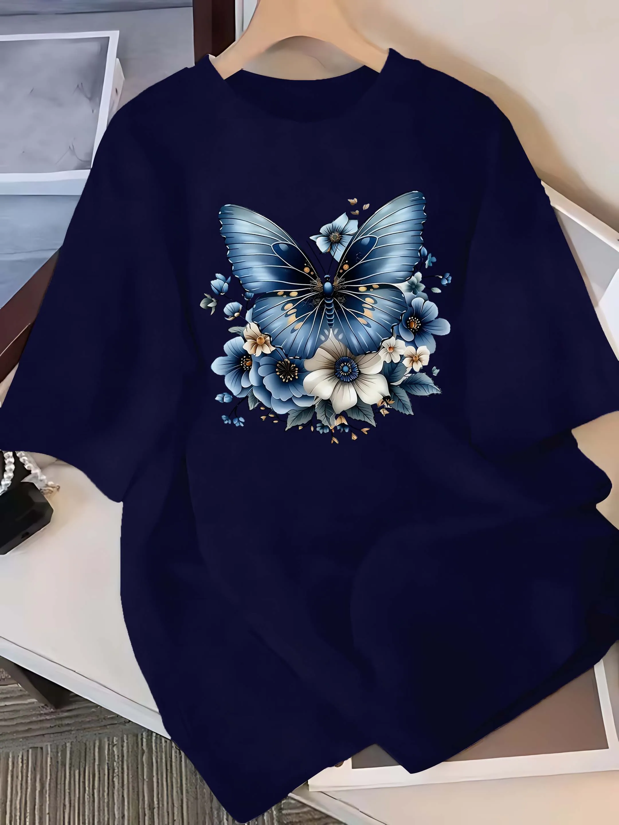 Camiseta de moda elegante con gráfico floral de mariposa artística de talla grande