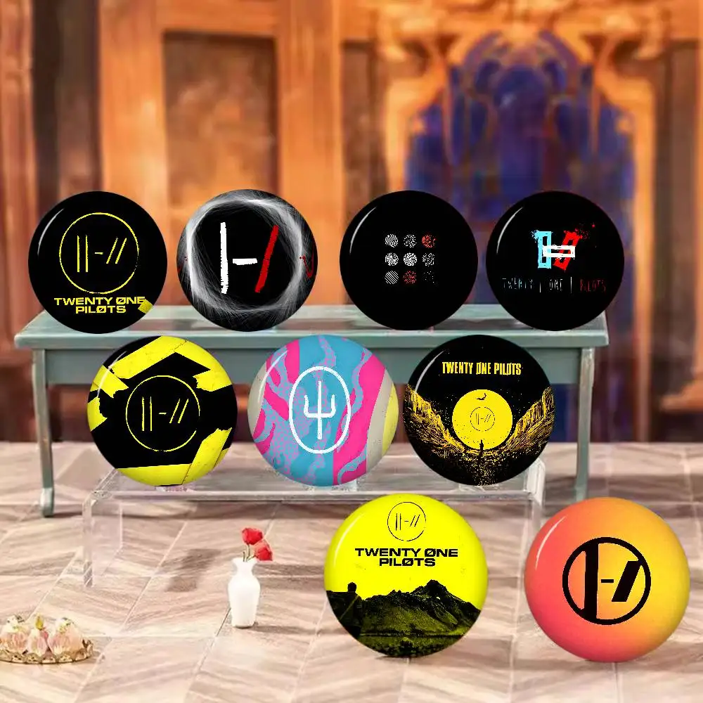 Popular T-Twenty One Pilots Band Photo Brooches Creative Round Badge Gifts Pins 32/44/58mm