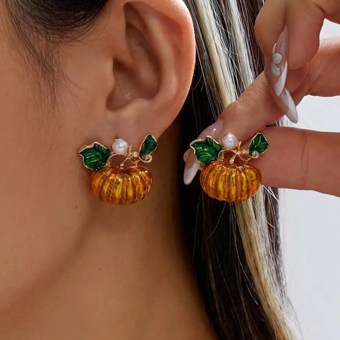 Halloween-Ohrringe mit niedlichen Kürbisen für Frauen, exquisite Imitationsperlen, grüne Blätter, Emaille-Ohrringe, Festival- und Thanksgiving-Schmuck